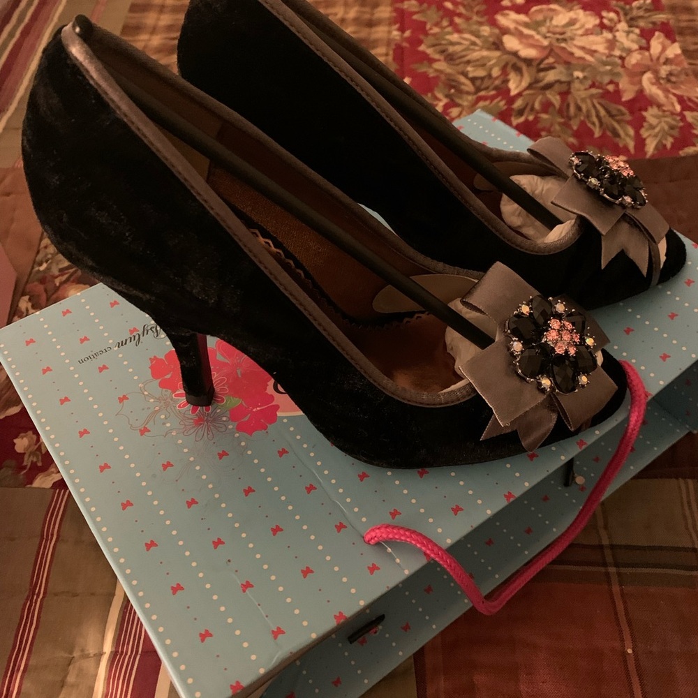 Poetic License Dazzling Day 6.5 Black Velvet Heels, Gray Satin Bows & Crystals - Picture 4 of 9